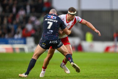 St. Helens 'ten Matty Lees, 24 Mayıs 2024' te St Helens-Leeds Stadyumu 'nda oynanan 12. Betfred Süper Lig karşılaşmasında Leeds Rhinos' tan Matt Frawley ile karşı karşıya geldi. 
