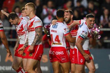 St. Helens takımından Daryl Clark, 24 Mayıs 2024 'te St Helens - Leeds Rhinos maçında St Helens - All Wicked Stadyumu, St Helens, İngiltere Süper Lig karşılaşmasında bir deneme için sahaya çıkıyor. 