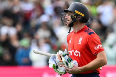 İngiltere 'den Jos Buttler, Vitality T20 Uluslararası Serisi' nde İngiltere Pakistan 'a karşı Edgbaston, Birmingham, Birleşik Krallık' ta 25 Mayıs 2024 'te oynanan maçta elendikten sonra sahadan ayrılırken üzgün görünüyor. 