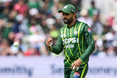 Pakistan 'dan Babar Azam, 25 Mayıs 2024 tarihinde İngiltere ve Pakistan' ın oynadığı Edgbaston, Birmingham, Birleşik Krallık 'ta oynanan Uluslararası Vitality T20 Serisi maçında topu sahaya sürdü. 