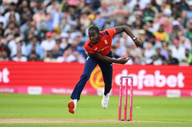 İngiltere 'den Jofra Archer topu Uluslararası Vitality T20 Serisi maçında veriyor. İngiltere Pakistan' a karşı Edgbaston, Birmingham, Birleşik Krallık, 25 Mayıs 2024 