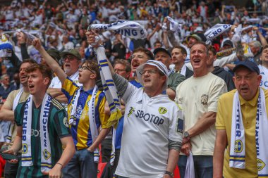 Leeds taraftarları, 26 Mayıs 2024 'te İngiltere' nin Wembley Stadyumu 'nda oynanan Sky Bet Şampiyonası play-off final maçında eşarplarını tutuyor. 