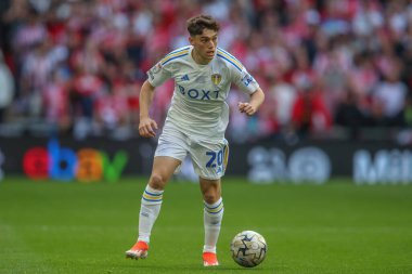 Leeds United takımından Daniel James 26 Mayıs 2024 'te Wembley Stadyumu' nda Leeds United ile Southampton arasında oynanan Sky Bet play-off final maçında topu tutuyor. 