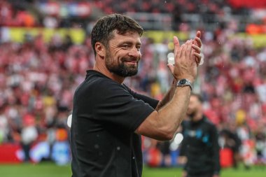 Southampton 'dan Russell Martin teknik direktörü, 26 Mayıs 2024' te Wembley Stadyumu 'nda oynanan Sky Bet play-off finalinde Southampton taraftarlarını alkışlıyor. 