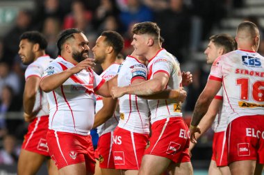 St. Helens takımından Jack Welsby, 24 Mayıs 2024 'te St Helens-Leeds Stadyumu' nda oynanan 12. Betfred Süper Lig karşılaşmasında denemesini kutluyor. 