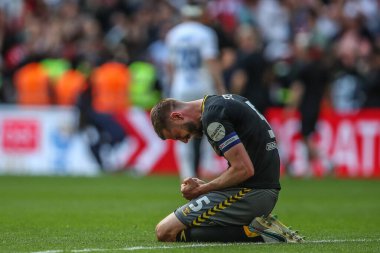 Southampton 'dan Jack Stephens, 26 Mayıs 2024' te Wembley Stadyumu 'nda oynanan Sky Bet play-off finalinde Premier League' e yükselen takımını kutluyor. 