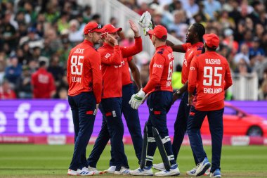 İngiltere, 25 Mayıs 2024 tarihinde Birmingham, Birmingham 'da oynanan Uluslararası Vitality T20 Serisi karşılaşmasında Pakistan' dan İmad Wasim 'in görevden alınmasını kutluyor. 