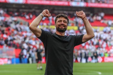 Southampton takımının teknik direktörü Russell Martin, takımının Premier League 'e yükselmesini 26 Mayıs 2024' te Wembley Stadyumu 'nda Leeds United ve Southampton maçında kutluyor. 