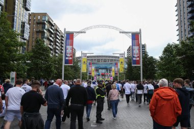 Taraftarlar 26 Mayıs 2024 'te Wembley, Londra' da oynanan Wembley Stadyumu 'nda Leeds United ve Southampton maçında Wembley' e doğru yol alıyorlar. 