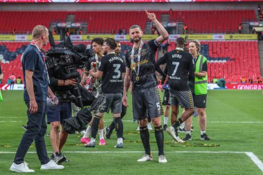 Southampton 'dan Jack Stephens, 26 Mayıs 2024' te İngiltere 'nin Wembley Stadyumu' nda oynanan Sky Bet play-off finalinde Premier League 'e yükselmeyi kutluyor. 