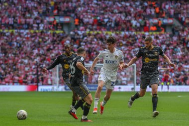 Leeds United takımından Archie Gray topu Southampton 'dan Ryan Fraser' ın baskısıyla Wembley Stadyumu, Londra, Birleşik Krallık 'ta oynanan Sky Bet play-off final maçında aldı. 