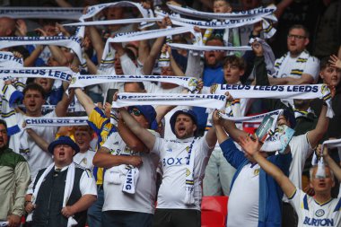 Leeds taraftarları, 26 Mayıs 2024 'te İngiltere' nin Wembley Stadyumu 'nda oynanan Sky Bet Şampiyonası play-off final maçında eşarplarını tutuyor. 