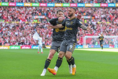 Southampton 'dan Adam Armstrong, 26 Mayıs 2024' te Wembley Stadyumu 'nda oynanan Sky Bet play-off final maçında 0-1' lik galibiyetini kutluyor. 