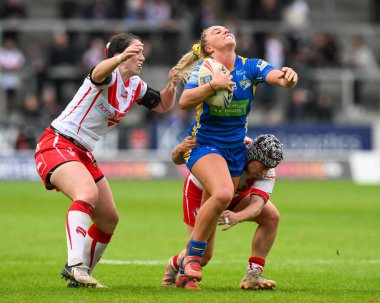 Leeds Rhinos takımından Lucy Murray, 24 Mayıs 2024 'te St Helens-Leeds Stadyumu, St Helens-Leeds Stadyumu' nda oynanan Betfred Bayanlar Süper Ligi karşılaşmasında St. Helens maçında St. Helens 'li Faye Gaskin' in saçını çekti. 