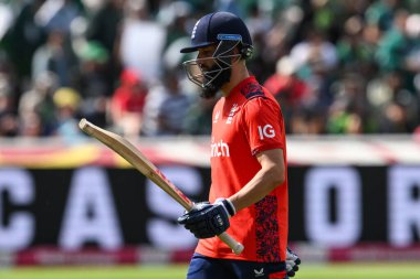 İngiltere 'den Moeen Ali, Vitality T20 Uluslararası Serisi sırasında görevden alındıktan sonra üzgün görünüyor. İngiltere Pakistan' a karşı Edgbaston, Birmingham, Birleşik Krallık, 25 Mayıs 2024 