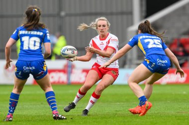 St Helens takımından Jodie Cunningham, 24 Mayıs 2024 'te St Helens - Leeds Rhinos maçında pas veriyor. 