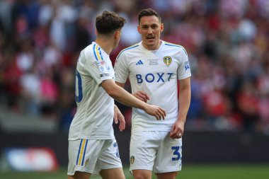 Leeds United 'dan Daniel James, Leeds United takımından Connor Roberts ile 26 Mayıs 2024' te Wembley Stadyumu 'nda oynanan Leeds United ve Southampton maçında konuştu. 