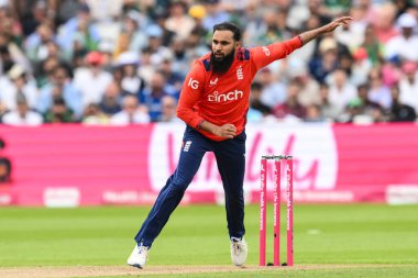 İngiliz Adil Rashid, 25 Mayıs 2024 'te İngiltere ve Pakistan' ın oynadığı Edgbaston, Birmingham, Birleşik Krallık 'ta oynanan Uluslararası Vitality T20 Serisi karşılaşmasında topu teslim etti. 