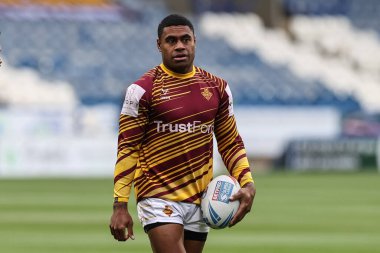 Huddersfield Giants takımından Kevin Naiqama, Betfred Süper Lig 12. raundunda John Smith Stadyumu 'nda Huddersfield Giants' a karşı Leigh Leopards maçında ısındı. 