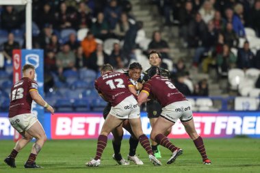 Huddersfield Giants 'tan Sam Hewitt ve Huddersfield Giants' tan Chris Hill, John Smith Stadyumu 'nda oynanan 12. Huddersfield Giants - Leigh Leopards maçında Edwin Ipape' yi yendi. 