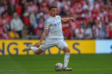Leeds United takımından Ilia Gruev, 26 Mayıs 2024 'te İngiltere' nin Wembley Stadyumu 'nda oynanan Sky Bet play-off final maçında topu geçiyor. 