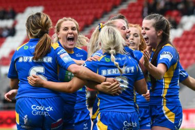 Leeds Rhinos takımından Keara Bennett, 24 Mayıs 2024 'te St Helens-Leeds Rhinos maçında St.Helens-Leeds Stadyumu karşılaşmasını kutluyor. 