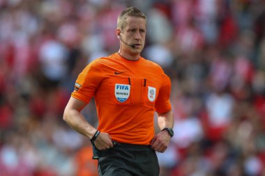 Hakem John Brooks Sky Bet Şampiyonası play-off final maçı sırasında Wembley Stadyumu 'nda Leeds United' a karşı Southampton, 26 Mayıs 2024 
