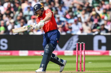 İngiltere 'den Jos Buttler, Vitality T20 Uluslararası Serisi' nde topu iki koşu için yakaladı. İngiltere, Pakistan 'a karşı Edgbaston, Birmingham, Birleşik Krallık, 25 Mayıs 2024 