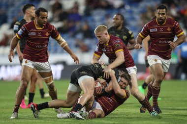 Huddersfield Giants 'tan Luke Yates, Leigh Leopards' dan Dan Norman tarafından 24 Mayıs 2024 'te John Smith' in Stadyumu 'nda oynanan 12.  