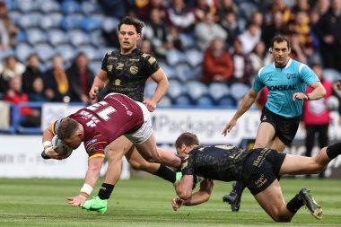 Huddersfield Giants takımının Luke Yates 'i, Leigh Leopards takımının Matt Moylan' ı 24 Mayıs 2024 'te John Smith' in stadyumunda oynanan 12. Huddersfield Giants - Leigh Leopards maçında yendi. 