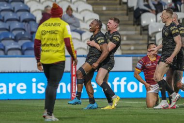 Leigh Leopar takımından Edwin Ipape, 24 Mayıs 2024 'te John Smith Stadyumu' nda oynanan 12. Betfred Süper Lig karşılaşmasında Huddersfield Giants - Leigh Leopards karşılaşmasını kutluyor. 