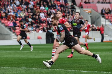 Wigan Warriors takımından Adam Keighran, 26 Mayıs 2024 'te İngiltere' de oynanan Salford Red Devils - Wigan Warriors maçında tek başına 40 yard koşusu yaptı. 