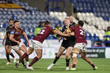 Leopar Leopar takımından Frankie Halton, 24 Mayıs 2024 'te John Smith' in Stadyumu 'nda oynanan Betfred Süper Lig karşılaşmasında Huddersfield Giants - Leigh Leopards maçında Huddersfield Giants' dan Leroy Cudjoe tarafından yenildi. 