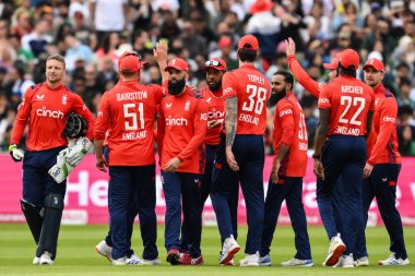 İngiltere, Pakistan Shadab Khan 'ın görevden alınmasını T20 Uluslararası Serisi İngiltere Pakistan' a karşı Edgbaston, Birmingham, Birleşik Krallık 'ta 25 Mayıs 2024' te oynanan karşılaşmada kutluyor. 