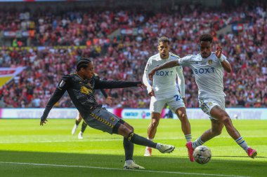 Southampton 'dan Kyle Walker-Peters, 26 Mayıs 2024' te Wembley Stadyumu 'nda oynanan Sky Bet Şampiyonası play-off final maçında topu geçiyor. 