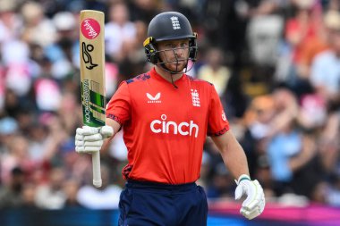 İngiltere 'den Jos Buttler, İngiltere' nin Edgbaston, Birmingham, İngiltere 'de 25 Mayıs 2024' te oynanan Uluslararası Vitality T20 Serisi maçında (50 koşu) yarım yüzyıl (50 koşu) kutluyor. 