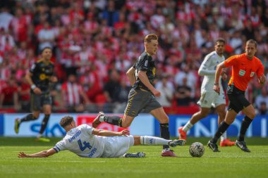 Southampton 'dan Flynn Downes, Leeds United takımından Ethan Ampadu' nun 26 Mayıs 2024 'te Wembley Stadyumu' nda Leeds United ile Southampton arasında oynanan play-off final maçında yaptığı mücadeleden kaçıyor. 