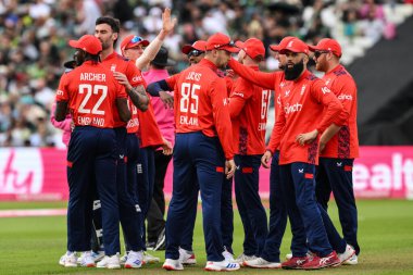 İngiltere, 25 Mayıs 2024 tarihinde Birmingham, Edgbaston 'da oynanan Uluslararası Vitality T20 Serisi karşılaşmasında Pakistan' dan Saim Ayub 'un görevden alınmasını kutluyor. 