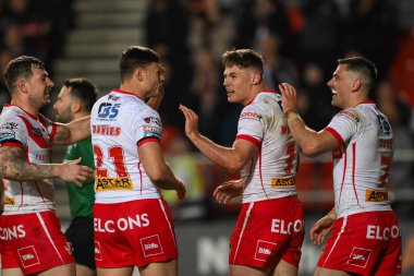 St. Helens takımından Jack Welsby, 24 Mayıs 2024 'te St Helens-Leeds Stadyumu' nda oynanan 12. Betfred Süper Lig karşılaşmasında denemesini kutluyor. 