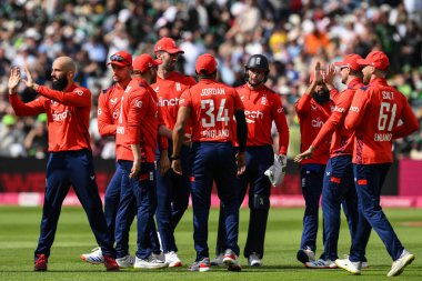 İngiltere, Pakistan 'ın Muhammed Rizwan' ın görevden alınmasını T20 Uluslararası Serisi İngiltere 'nin Pakistan' a karşı Edgbaston, Birmingham, Birleşik Krallık 'ta 25 Mayıs 2024 maçında kutluyor. 