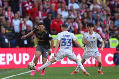 Southampton 'dan Che Adams, Leeds United takımından Connor Roberts' ı 26 Mayıs 2024 'te Wembley Stadyumu' nda Leeds United ve Southampton maçında geçti. 