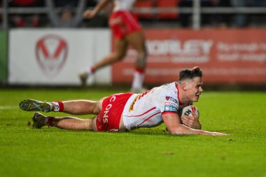 St. Helens takımından Jack Welsby, 24 Mayıs 2024 'te St Helens - Leeds Rhinos maçında St Helens - All Wicked Stadyumu, St Helens, İngiltere Süper Lig karşılaşmasında bir deneme için sahaya çıkıyor. 