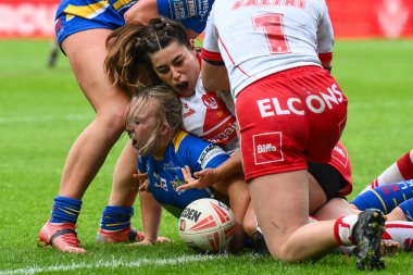 Leeds Rhinos takımından Keara Bennett, 24 Mayıs 2024 'te St Helens-Leeds Rhinos maçında St.Helens-Leeds Stadyumu karşılaşmasını kutluyor. 
