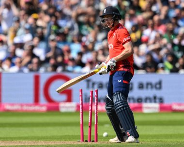 İngiltere 'den Harry Brook, 25 Mayıs 2024' te İngiltere 'nin Pakistan' a karşı Edgbaston, Birmingham 'da oynanan Uluslararası Vitality maçında Pakistanlı İmad Wasim tarafından şaşkına çevrildi.  