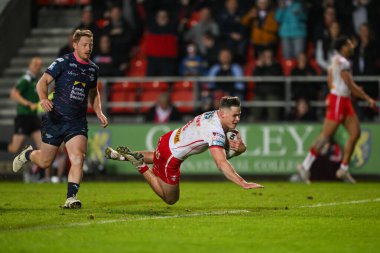 St. Helens takımından Jack Welsby, 24 Mayıs 2024 'te St Helens - Leeds Rhinos maçında St Helens - All Wicked Stadyumu, St Helens, İngiltere Süper Lig karşılaşmasında bir deneme için sahaya çıkıyor. 
