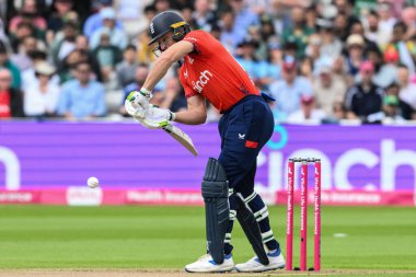 İngiltere 'den Jos Buttler, İngiltere' nin Pakistan 'a karşı oynadığı Edgbaston, Birmingham, Birleşik Krallık' ta 25 Mayıs 2024 tarihli Uluslararası Vitality T20 Serisi maçında bir güvenlik atışı yapıyor. 