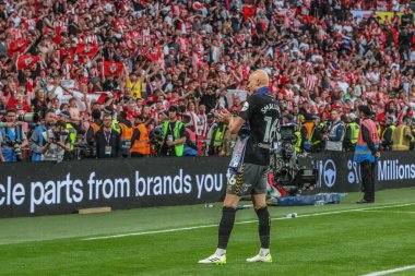 Southampton 'dan Will Smallbone, 26 Mayıs 2024' te Wembley Stadyumu 'nda oynanan Sky Bet play-off finalinde Southampton taraftarlarını alkışlıyor.