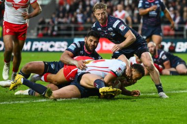 St. Helens takımından Moses Mbye, 24 Mayıs 2024 'te St Helens - Leeds Rhinos maçında St Helens - All Wicked Stadyumu, St Helens, İngiltere Süper Lig karşılaşmasında bir deneme için sahaya çıkıyor. 