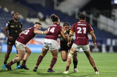 Leigh Leopards takımından Tom Amone, Betfred Süper Lig 12. raundunda Huddersfield Giants - Leigh Leopards maçında Huddersfield Giants maçında Ashton Golding tarafından 24 Mayıs 2024 'te Huddersfield, Birleşik Krallık' taki John Smith Stadyumu 'nda yenildi. 