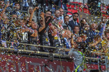 Southampton 'dan Jack Stephens, Sky Bet Şampiyonası play-off kupasını 26 Mayıs 2024' te Wembley Stadyumu 'nda oynanan Sky Bet Şampiyonası play-off final maçında takımı 0-1 kazanınca kaldırdı.